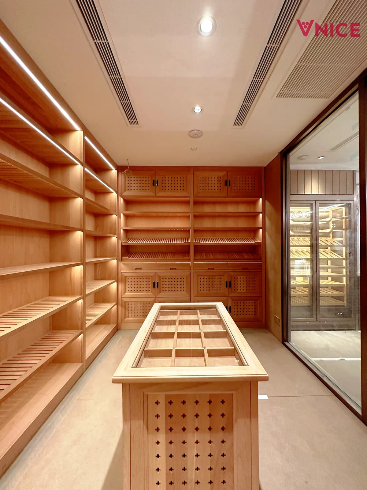 Penthouse Cigar Lounge - Image 2